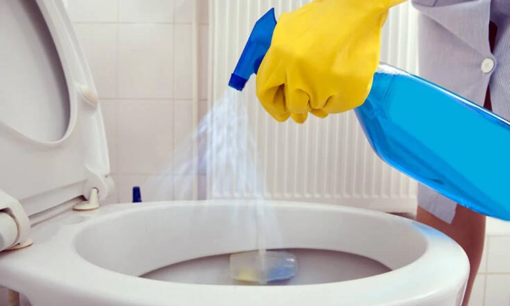 Κορωνοϊός: Απολύμανση δύο φορές την ημέρα στην τουαλέτα για να μην επιβιώσει ο ιός